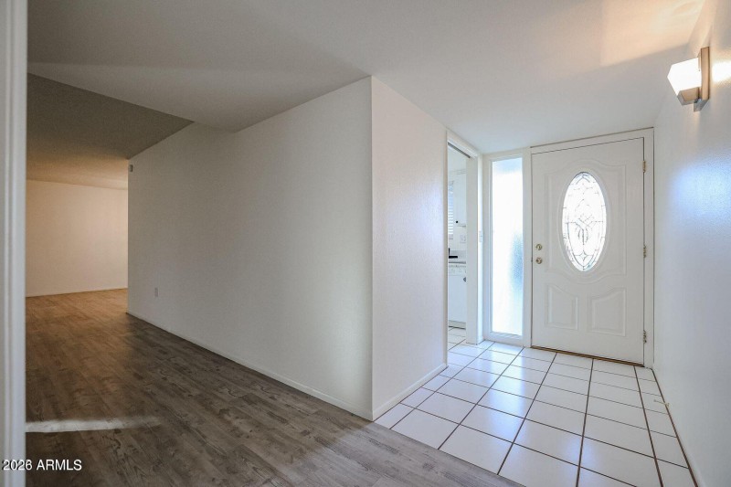 ROUNDELAYINSIDEFRDOOR