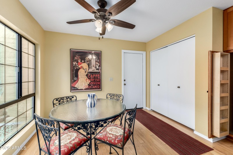 SUN - 12 - KITCHEN EAT IN AREA