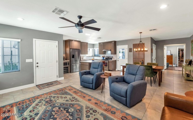 915 W Glenrosa-010-030-1500x939