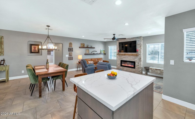 915 W Glenrosa-015-018-1500x919