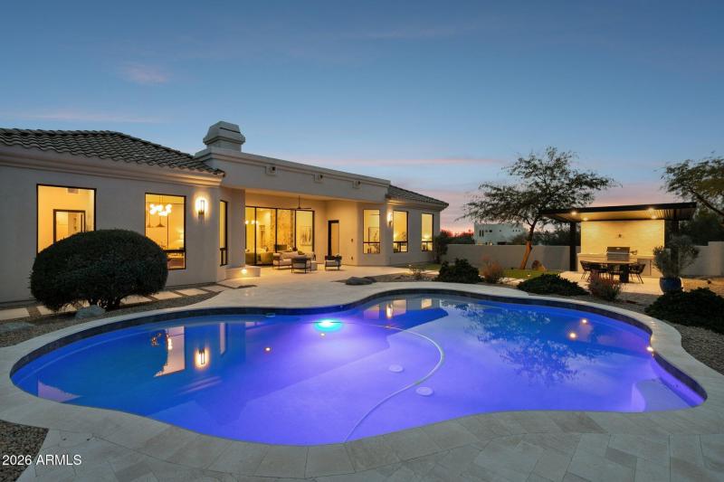 Luxury Sparkling Pool