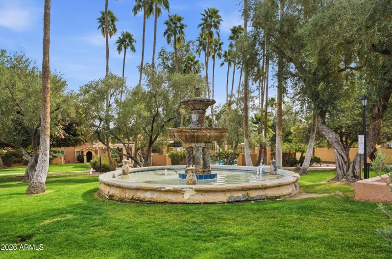 Fountain at Pointe Tapatio