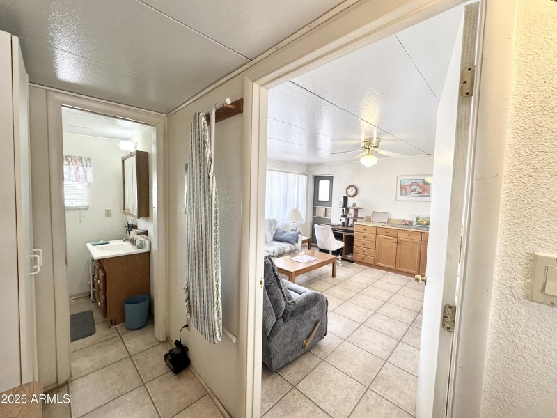 .5 BATH ENTRY/AZ ROOM OFF LAUNDRY AREA