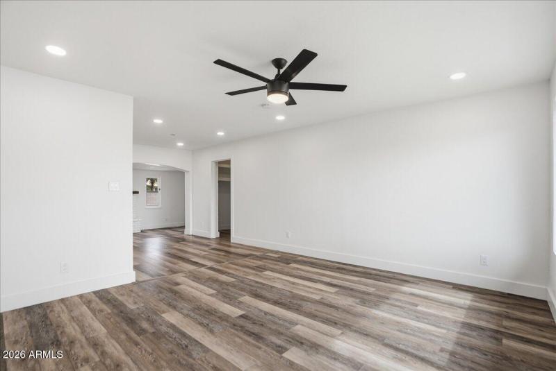 05-752 E Glade Ave_RedHogMedia