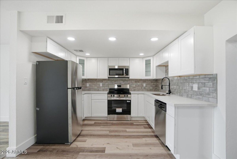 09-752 E Glade Ave_RedHogMedia