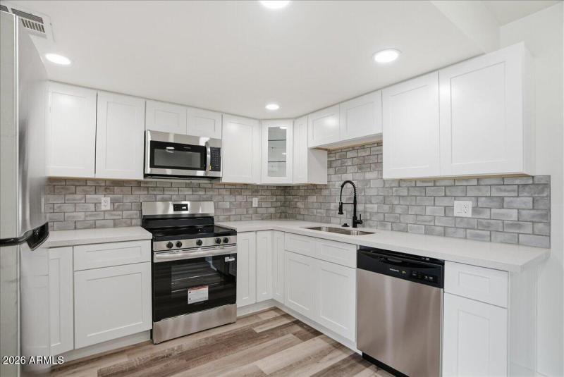 10-752 E Glade Ave_RedHogMedia