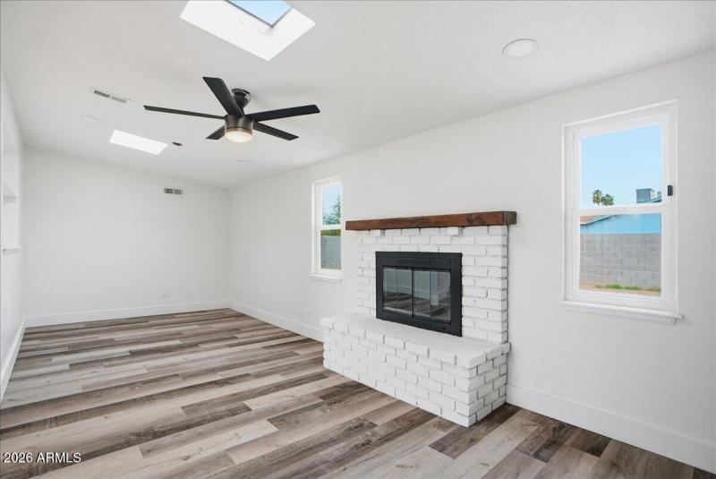 11-752 E Glade Ave_RedHogMedia