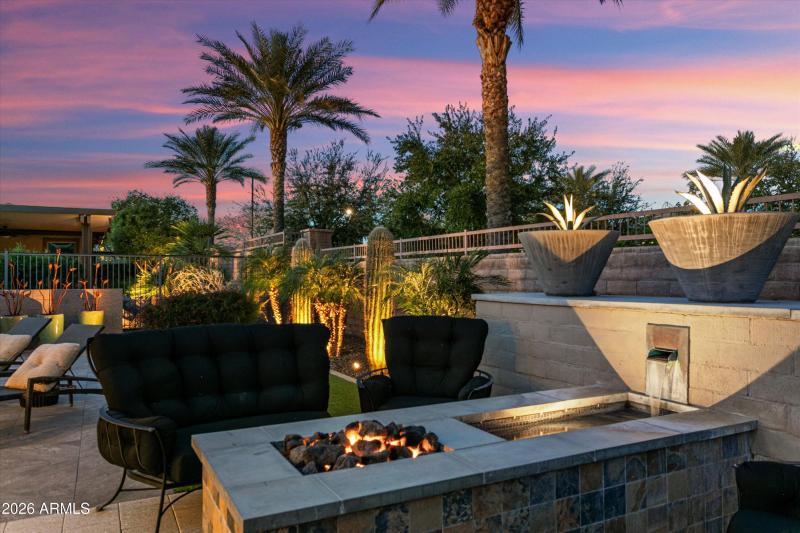 UNIQUE WATERFEATURE & FIREPIT