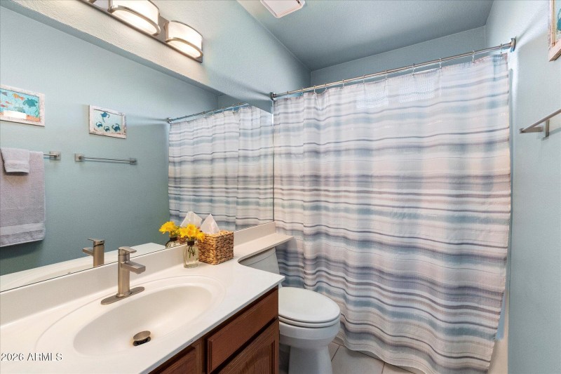 Bathroom w Tub/Shower Combo