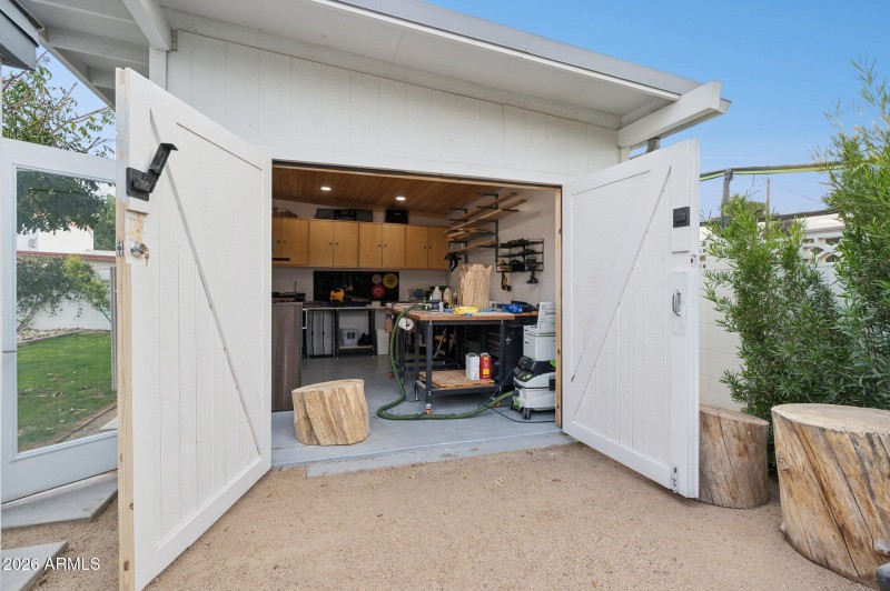 Detached 1 car garage/workshop with AC