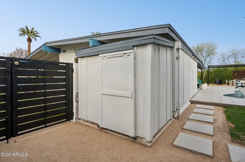 Storage shed in rear + RV gate