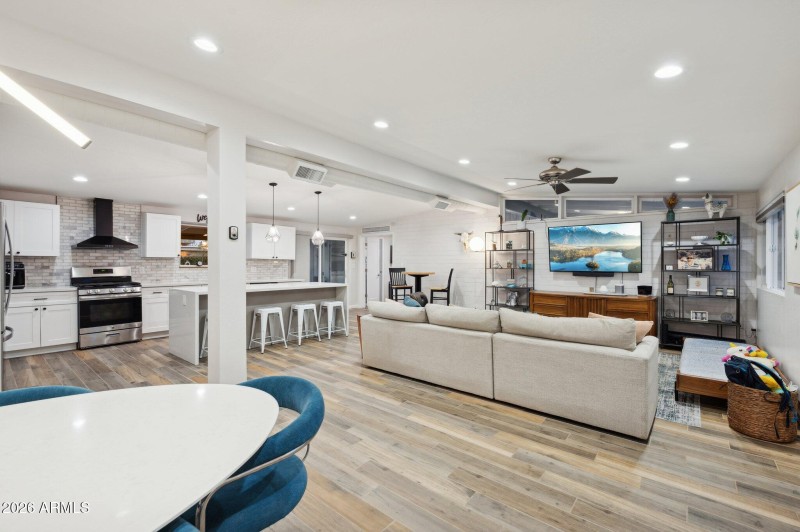Open floorplan with vaulted ceilings