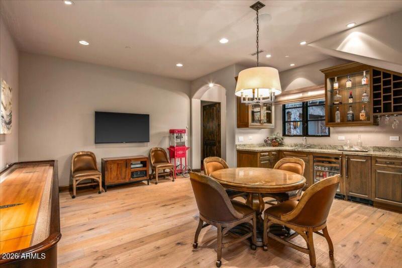 65-Guest House Living