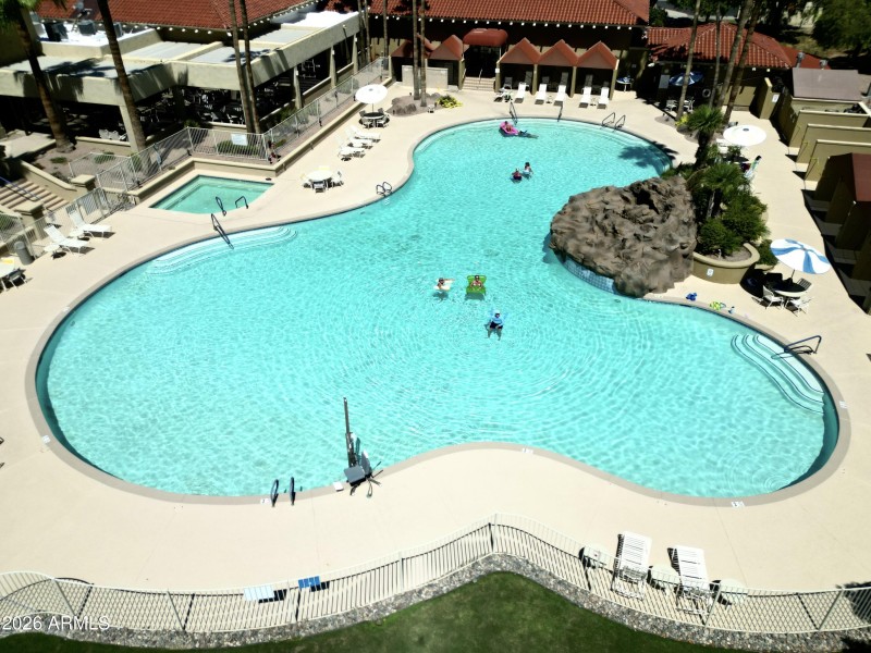 46Huge_Community_Pool_with_Water_Feature