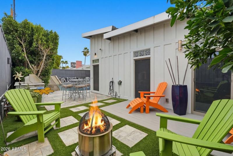 Deck w/Artificial turf & Pavers