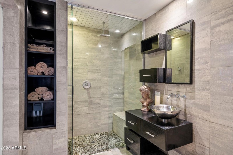 Jack & Jill bathroom w/ steam shower