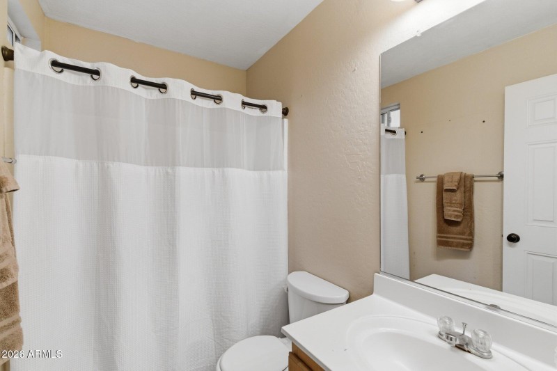 Primary en suite restroom with tub