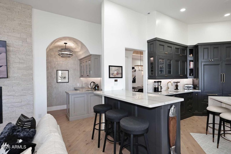 Kitchen-Breakfast Bar