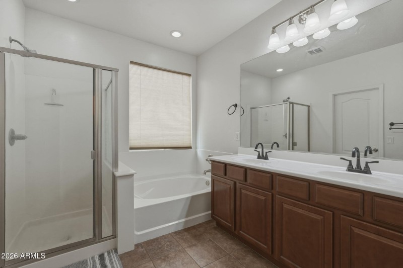 Primary en suite bathroom