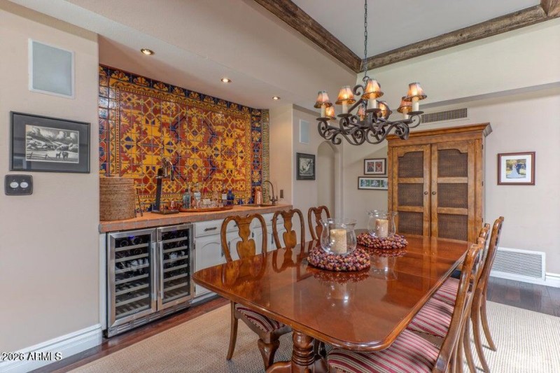 Dining area with wet bar