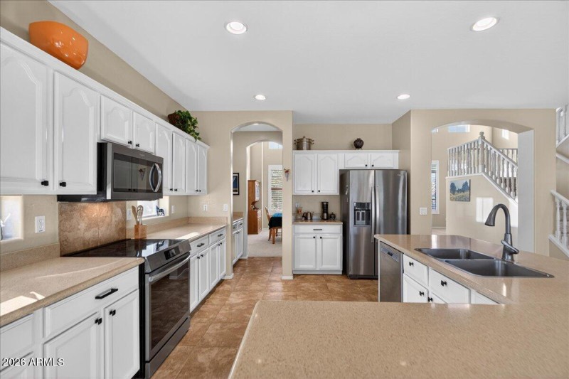 17-7855 E Kenwood St_RedHogMedia