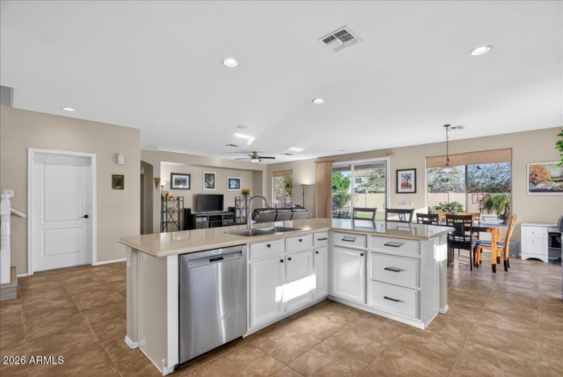 18-7855 E Kenwood St_RedHogMedia