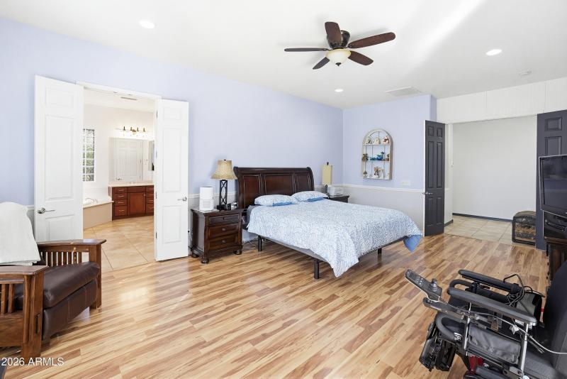 26657 W Mohawk Ln-13