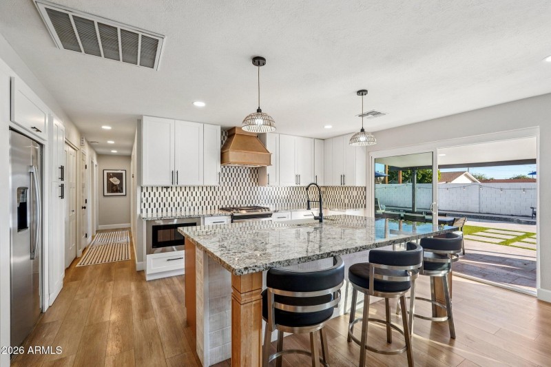 16-web-or-mls-E Wilshire Dr-S2002-016