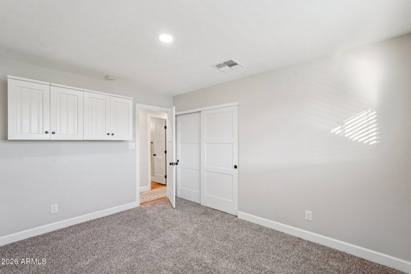 25-web-or-mls-E Wilshire Dr-S2002-025