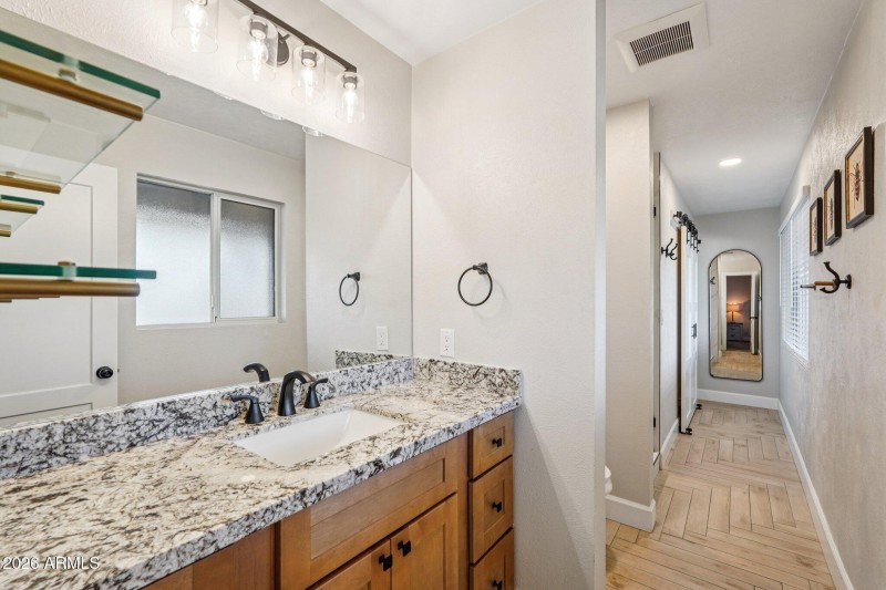 33-web-or-mls-E Wilshire Dr-S2002-033