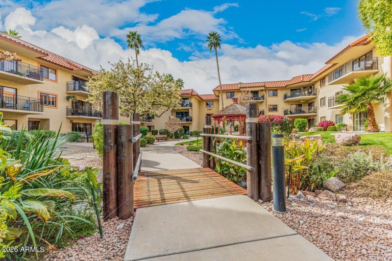 El_Dorado_Garden_Bridge_Walkway