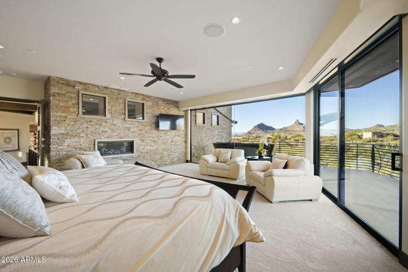 041_Primary Bed Sitting Area