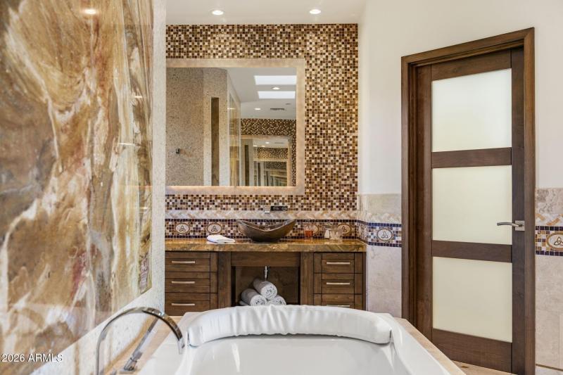 043_Primary Bath Tub to Vanity