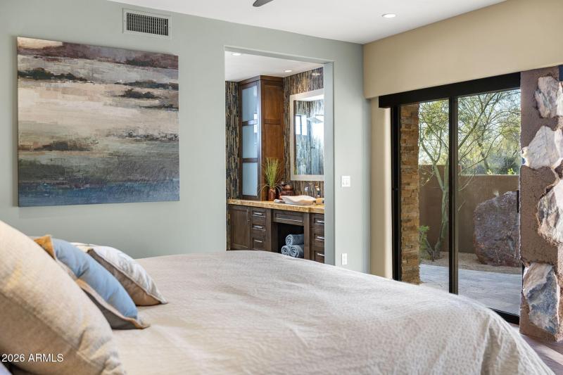 055_Guest Bed to Bath