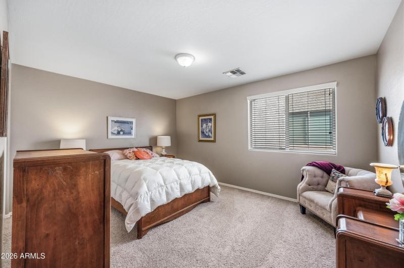 Large secondary bedroom 3