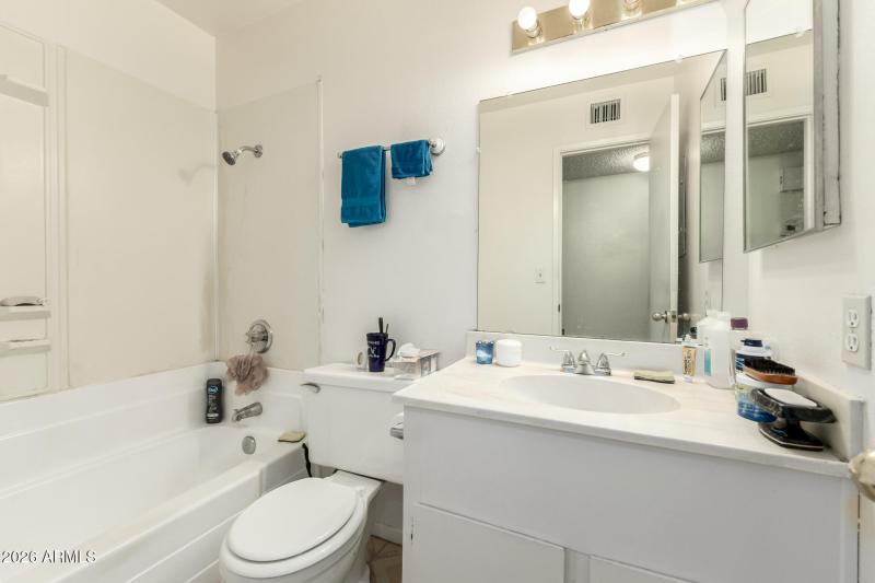 03 - Unit 1 - Main Bathroom
