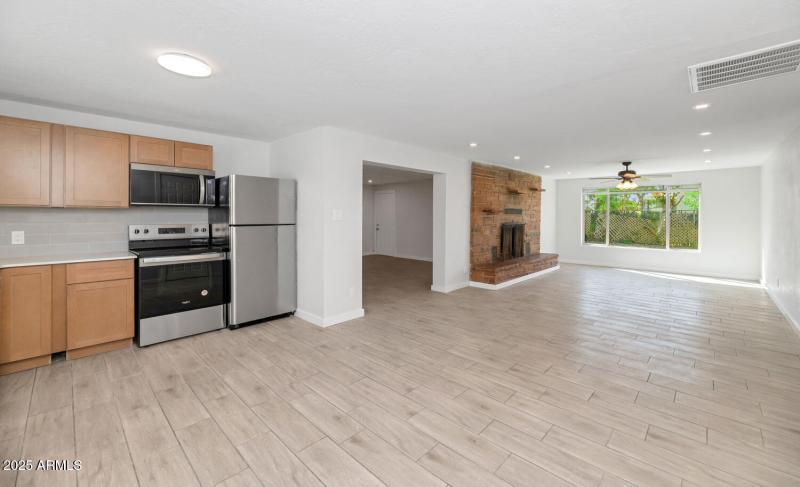 4821 E Sheridan St-large-011-037-4821 E