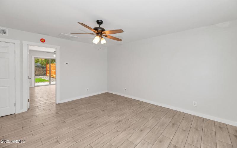 4821 E Sheridan St-large-054-055-4821 E