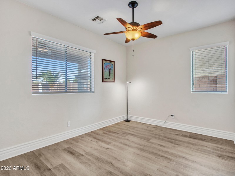 07-Downstairs-bedroom-(1)