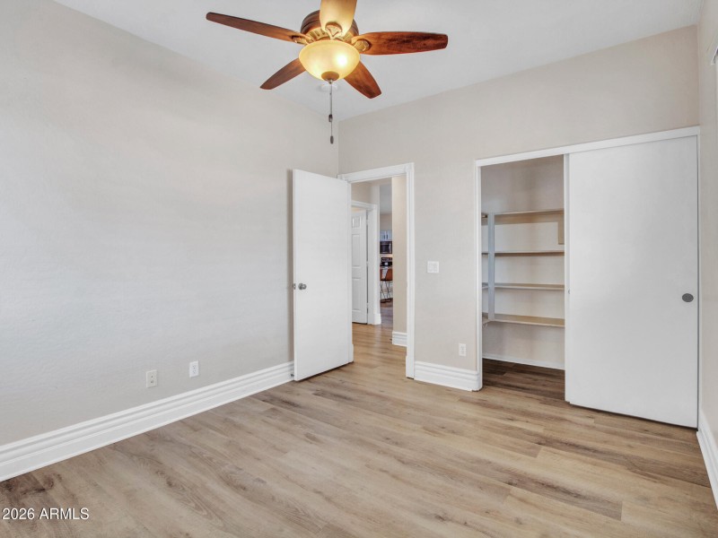 07-Downstairs-bedroom-(2)