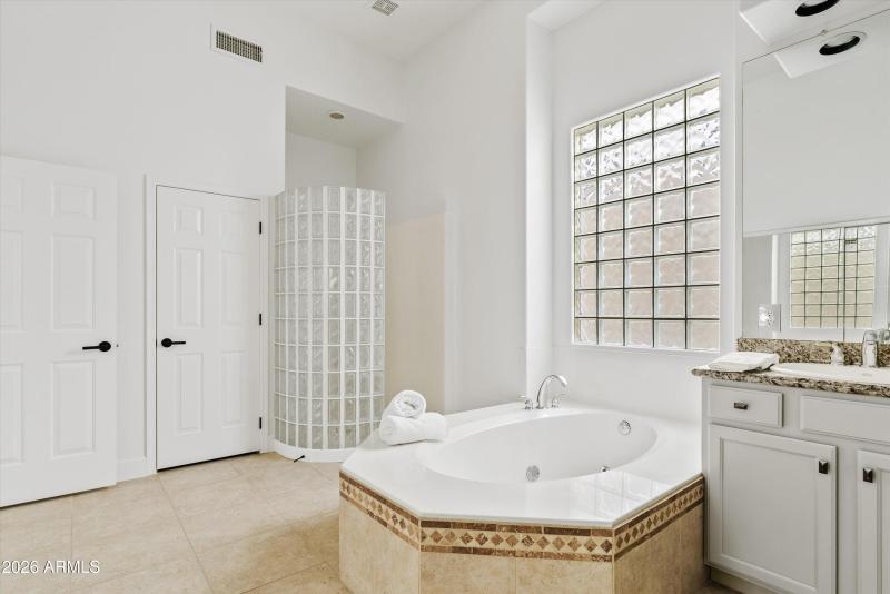 Soaking tub, Ample Counter Space