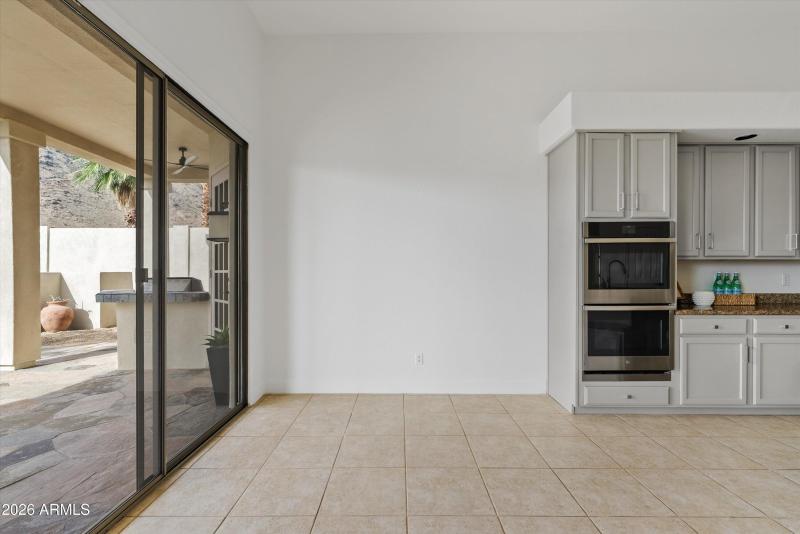Spacious Kitchen w Walk In Pantry