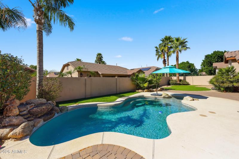 Pool with water feature