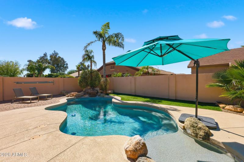Pool with water feature