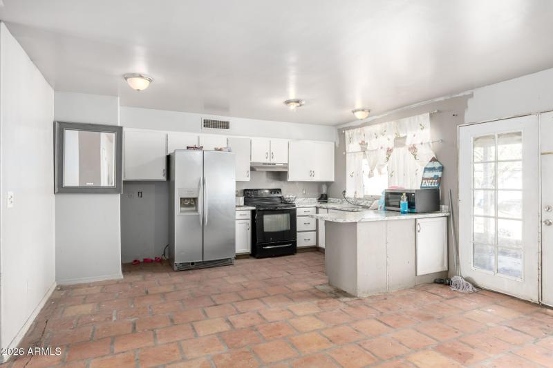 Large Eat-in Kitchen