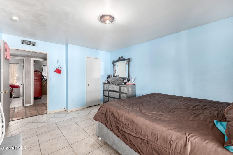 Primary w/ Walk-in Closet