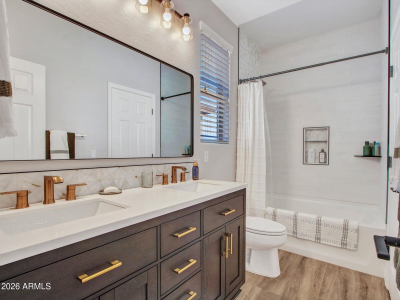 22-Shared-Bathroom-(1)