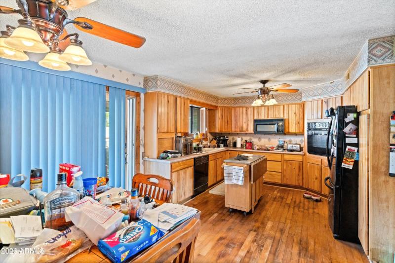 07-Dining to Kitchen