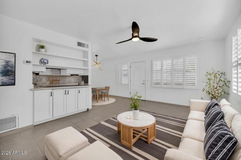 8017-E-Glenrosa-Ave-5 (1)_c88e617b-5c10-