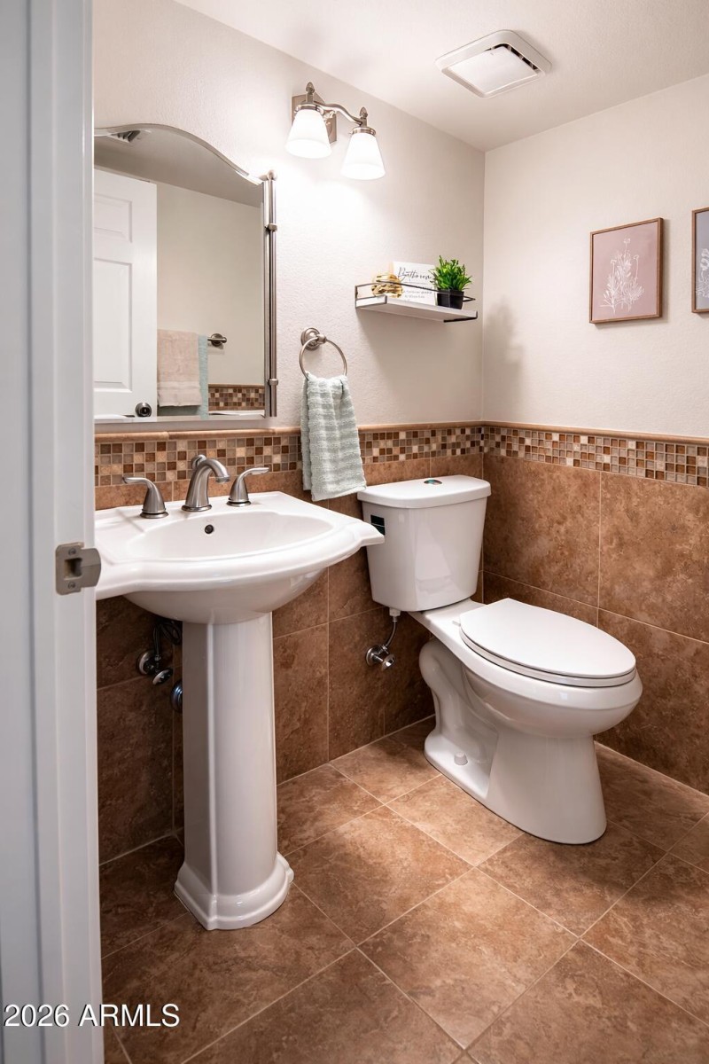 main-floor_bathroom (1)